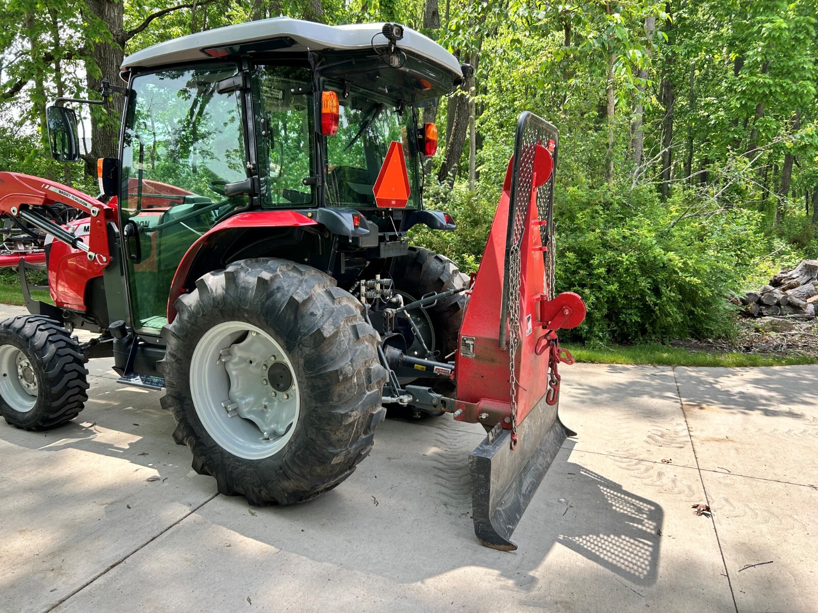 2019 MASSEY FERGUSON 1750M WITH 66″ GRAPPLE, IGLAND WINCH, 5′ FORKS & BUCKET