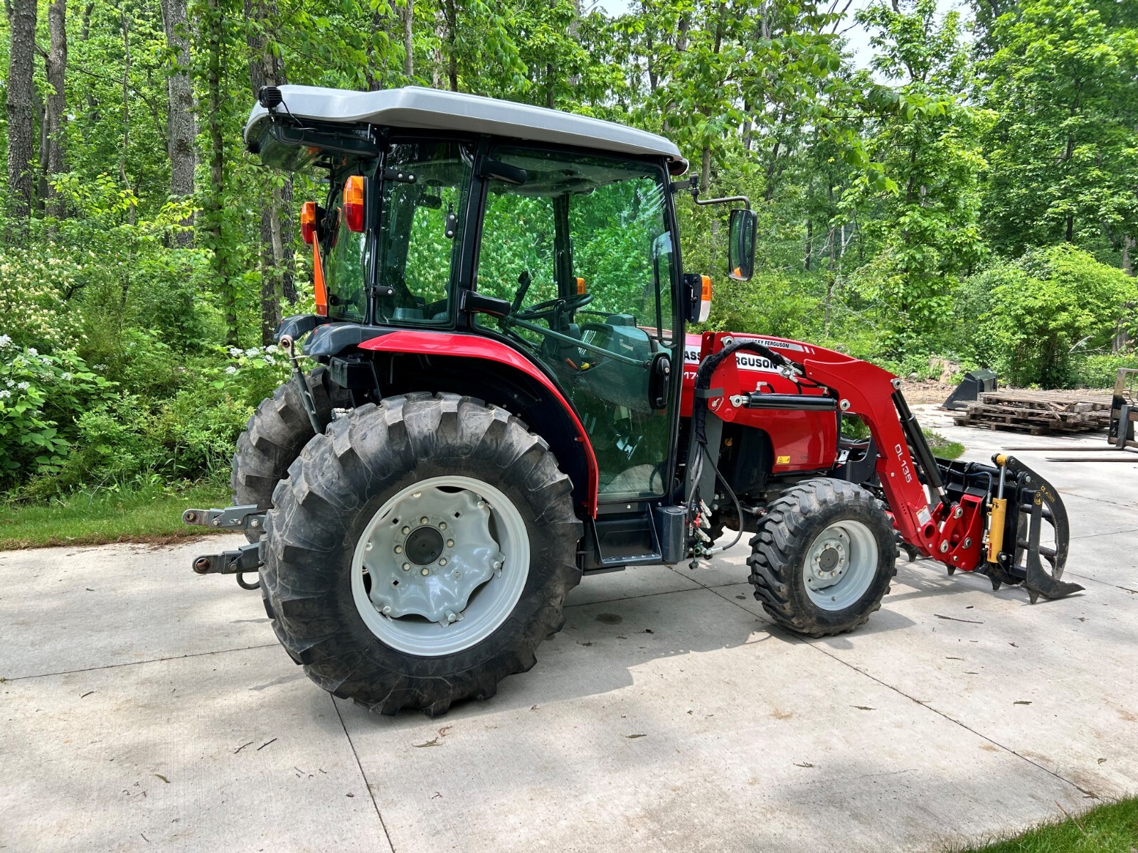 2019 MASSEY FERGUSON 1750M WITH 66″ GRAPPLE, IGLAND WINCH, 5′ FORKS & BUCKET