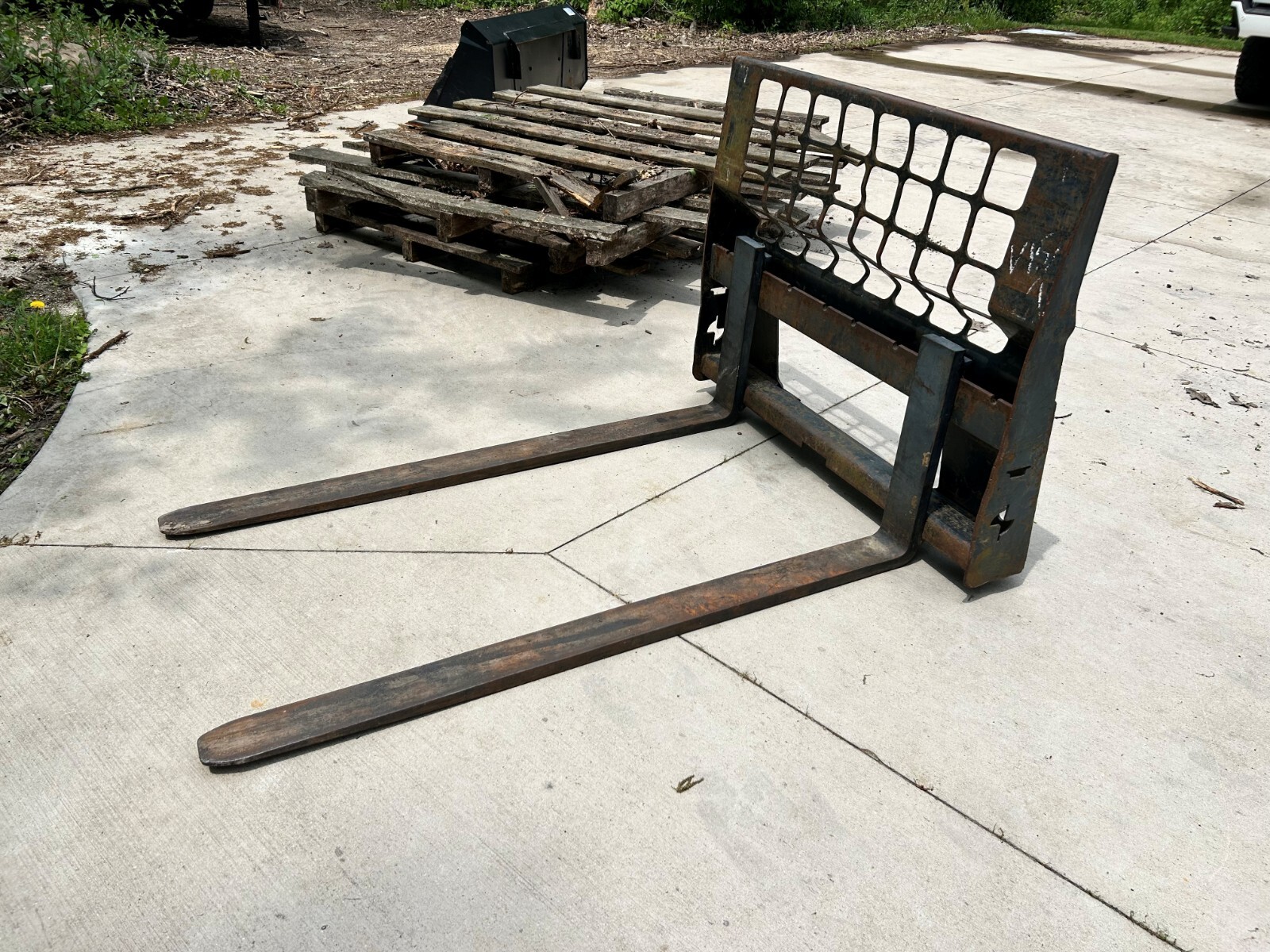 2019 MASSEY FERGUSON 1750M WITH 66″ GRAPPLE, IGLAND WINCH, 5′ FORKS & BUCKET