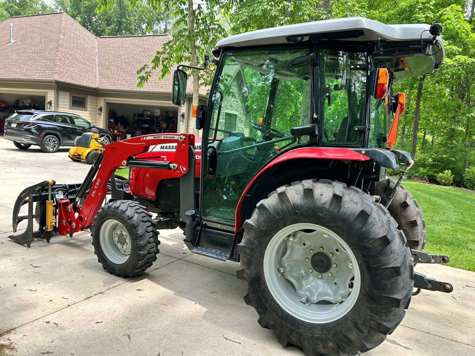 2019 MASSEY FERGUSON 1750M WITH 66″ GRAPPLE, IGLAND WINCH, 5′ FORKS & BUCKET