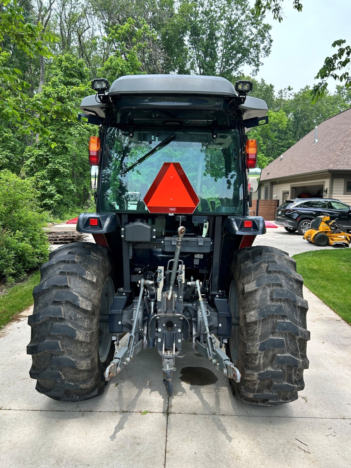 2019 MASSEY FERGUSON 1750M WITH 66″ GRAPPLE, IGLAND WINCH, 5′ FORKS & BUCKET